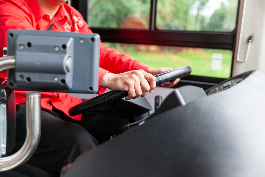 chauffeur de bus assis à son poste