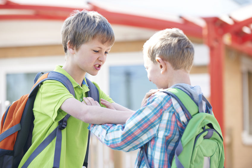 Deux enfants qui se battent à l'école